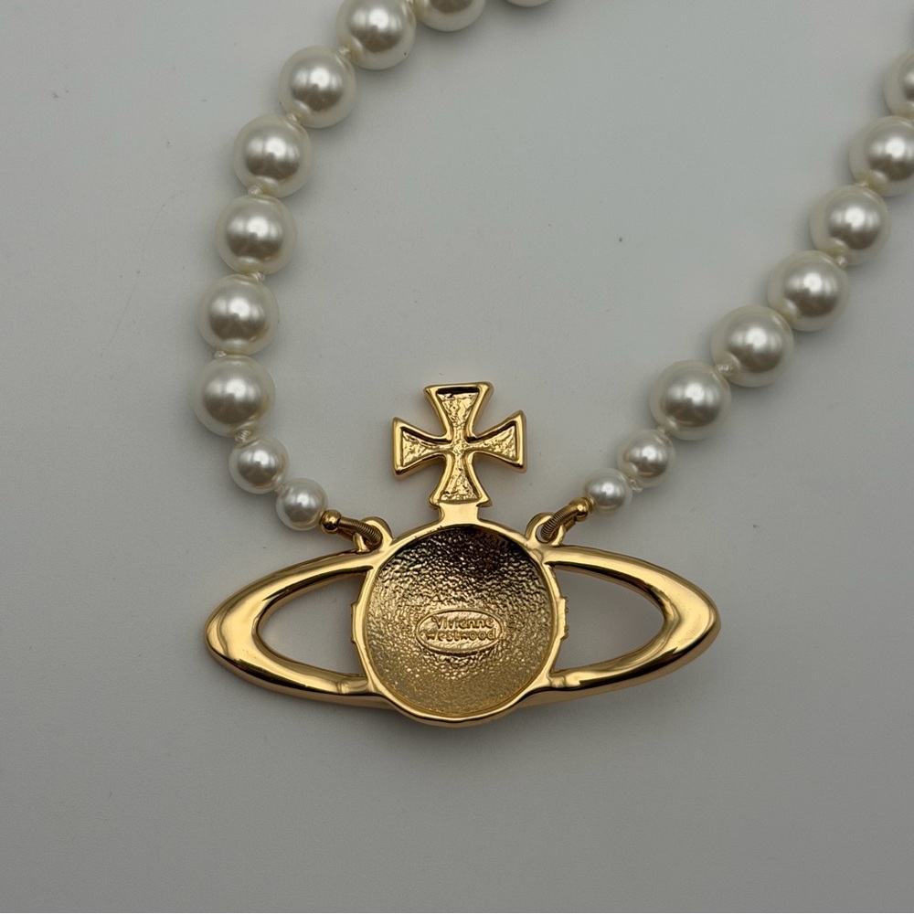VIVIENNE WESTWOOD PEARL SATURN ORB NECKLACE – GOLD TONE & CRYSTAL - Picture 4 of 7